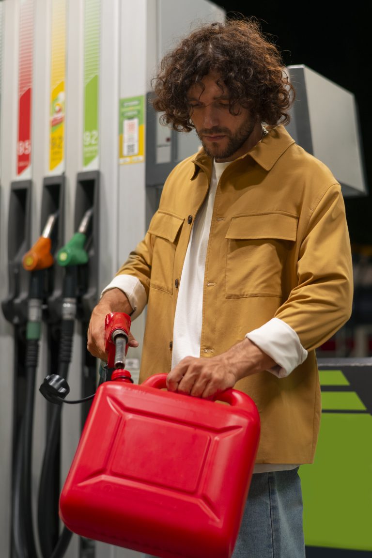 acheter fioul homme à la station-service vue de côté