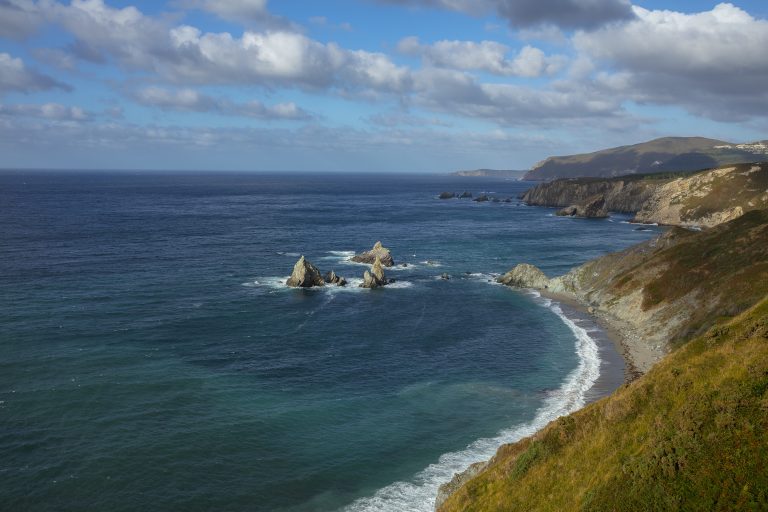 alfea atlantic sur la côte rocheuse et sauvage de l'océan atlantique sous un ciel nuageux