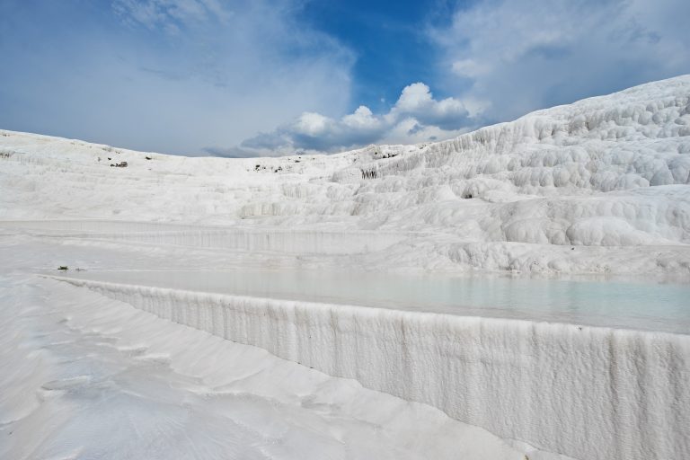 altherma sources thermales de Pamukkale avec terrasses et piscines naturelles dans le sud-ouest de la Turquie