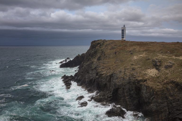 atlantic alfea phare sur les falaises de Galice entouré par la mer sous un ciel nuageux
