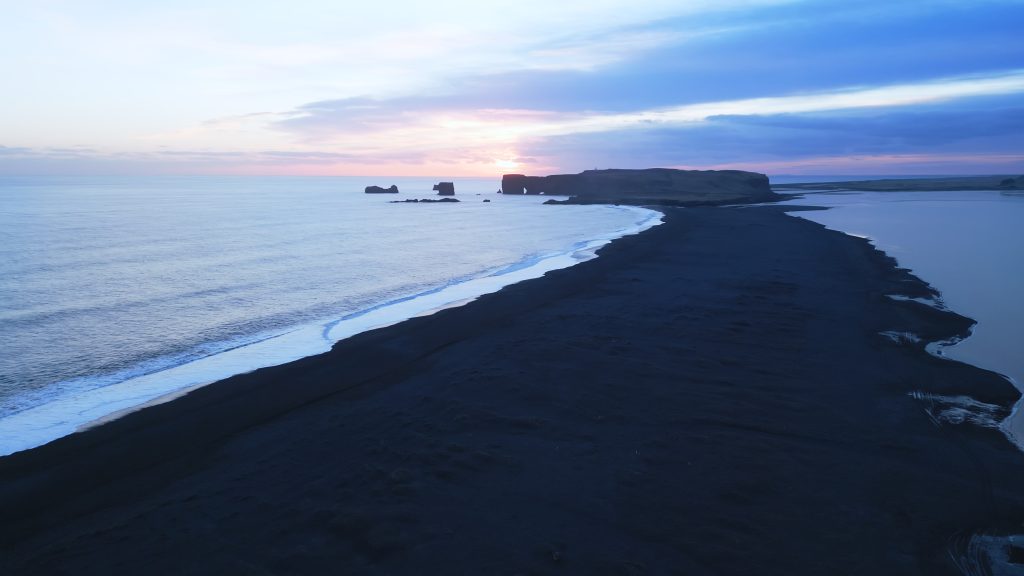 atlantic excellia vue aérienne de la plage de sable noir en Islande avec l'océan Atlantique sur la côte