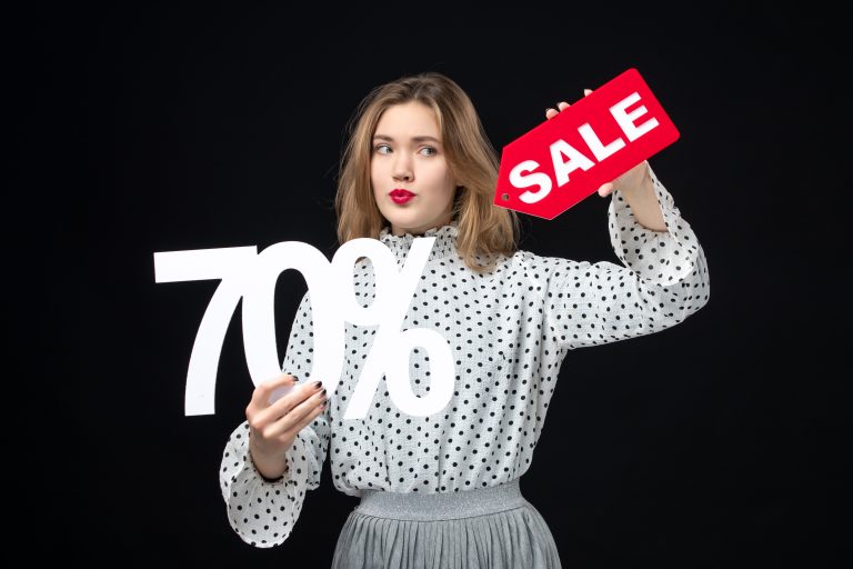 auer hti 70 jeune femme tenant une pancarte vente sur fond noir