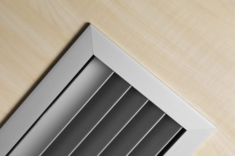 cassette de clim gros plan sur un système de ventilation moderne en fonctionnement