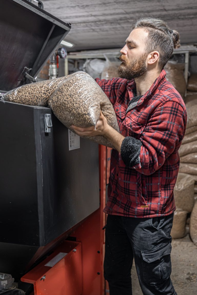 chaudiere a pellet ou pompe a chaleur installée à l'extérieur d'une maison pour un chauffage performant et écologique