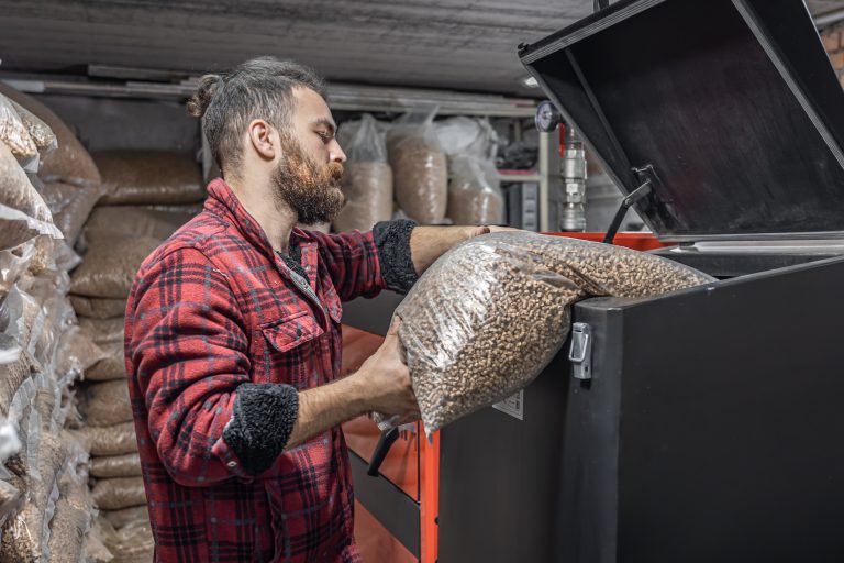 chaudiere granules ou pompe a chaleur avec vue rapprochée d'une unité extérieure installée devant une maison moderne.