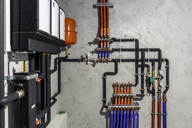 chaudiere hybride dans une chaufferie moderne équipée d’un système de chauffage avancé