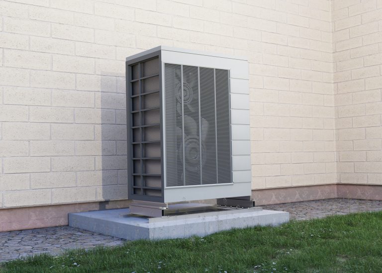 chaudière pompe à chaleur installée à l'extérieur d'une maison moderne, vue rapprochée