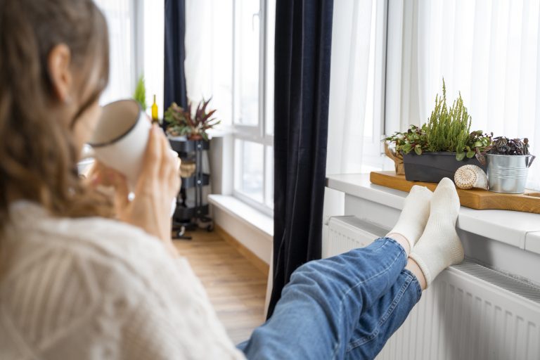 chauffage au sol pompe à chaleur installée à l'extérieur d'une maison moderne