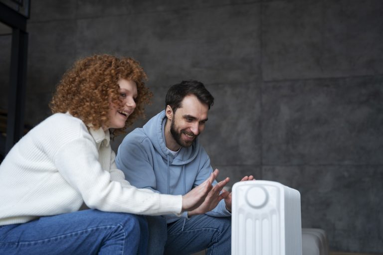 chauffage par géothermie prix, homme regardant attentivement sa facture pendant la crise énergétique