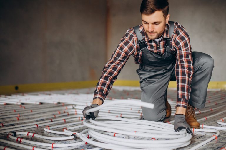 chauffage par géothermie installé avec un système de chauffage sous le sol d'une maison moderne