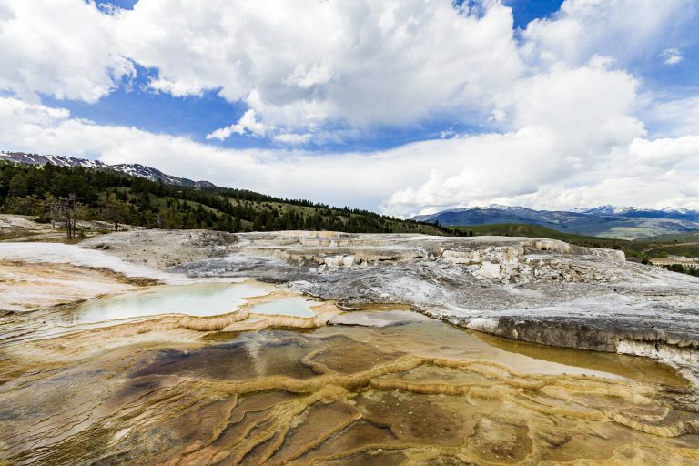 cout geothermie énergie renouvelable avec vue sur une centrale géothermique
