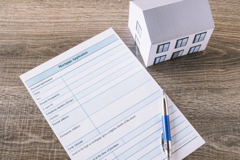 devis pour acheter maison montrant un papier pour demande d'hypothèque sur une table