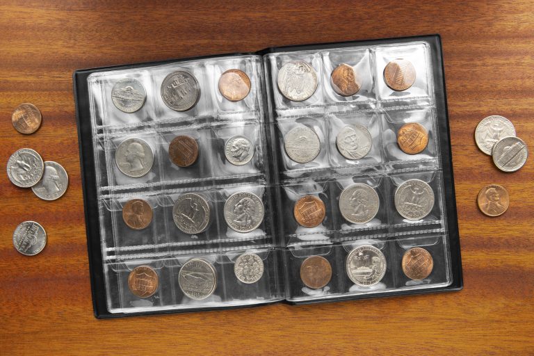 equium pac vue rapprochée de pièces de monnaie disposées sur une table