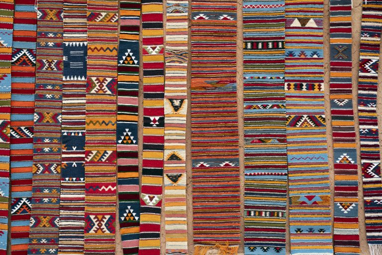 fassane acova tapis marocain coloré dans le village d'Ait Ben Haddou