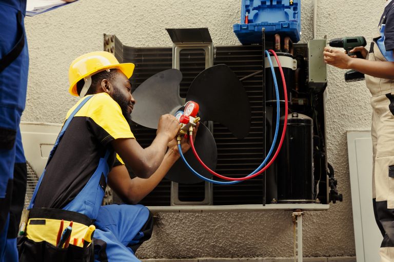 fluide frigorigène pompe à chaleur lors du remplissage du réfrigérant sur un système HVAC avec un technicien