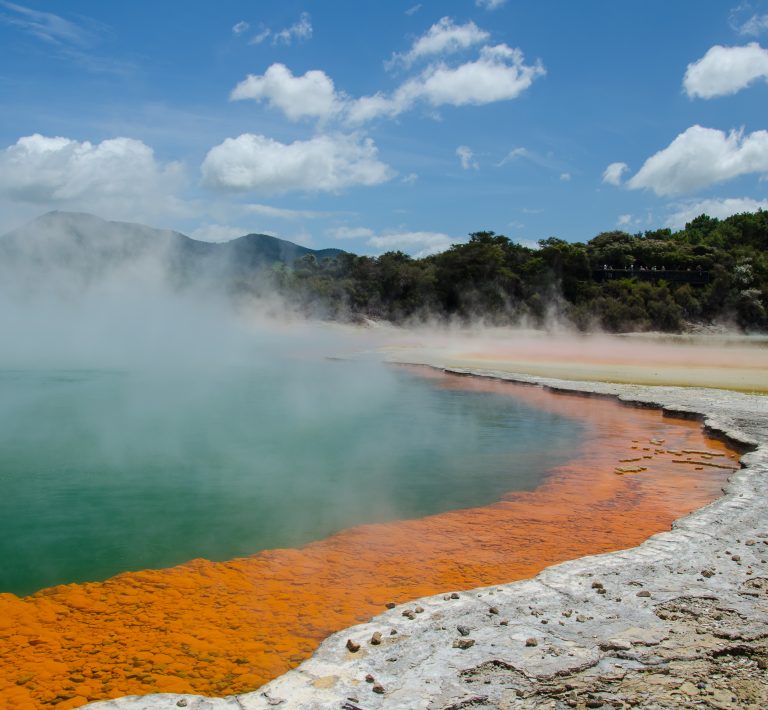 géothermie chauffage avec un gros plan d'un lac thermal illustrant l'énergie géothermique
