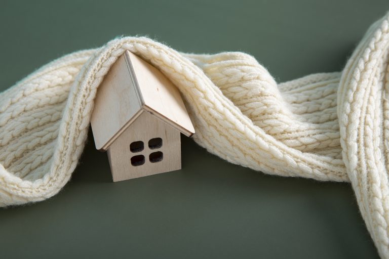 géothermie maison avec pompe à chaleur extérieure installée sur une habitation moderne