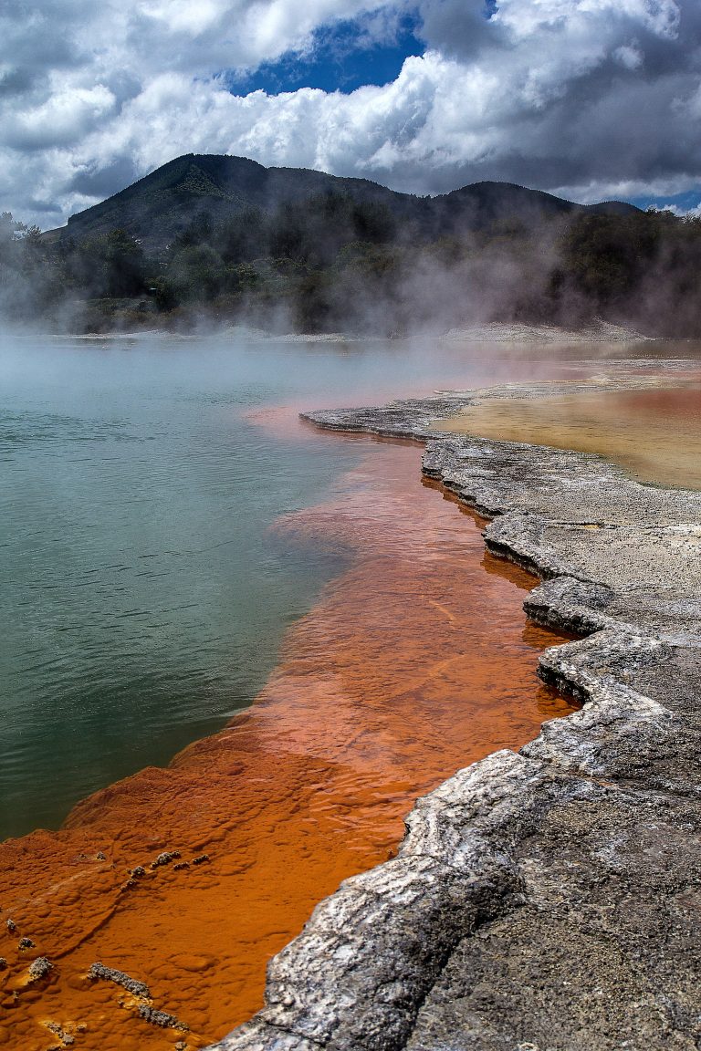 géothermie verticale dans la zone géothermique de Waiotapu avec des fumerolles et paysages volcaniques