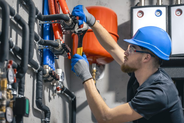 installateur geothermie effectuant l'installation d'un système de chauffage dans une maison