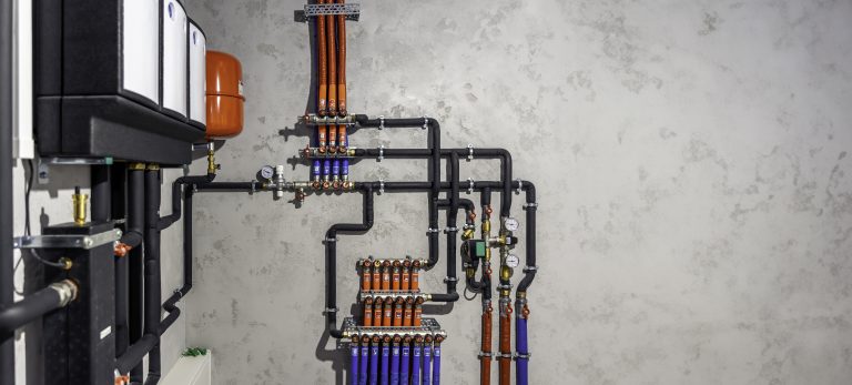 installation géothermie avec système de chauffage sous le sol d'une maison moderne