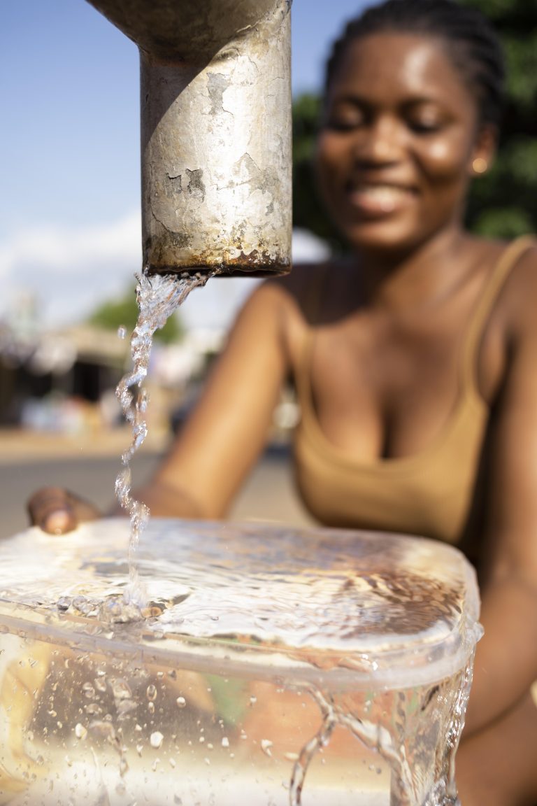 la chaleur et l eau, femme africaine versant de l'eau dans un récipient par une journée chaude