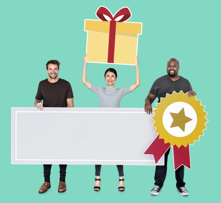 meilleur pac équipe joyeuse tenant un prix du concours sur une bannière blanche