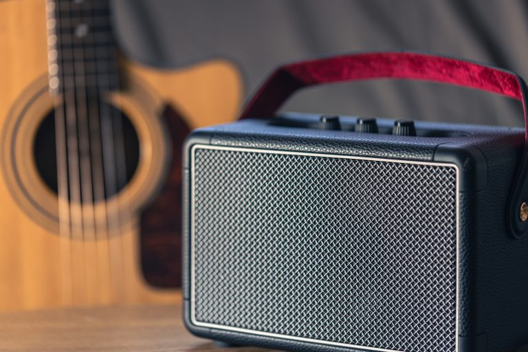 pac acoustique et haut-parleur de musique avec guitare acoustique dans une pièce