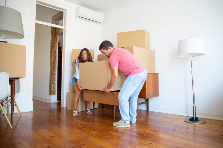 pac appartement jeune couple transportant des cartons et meubles en emménageant dans leur nouvel appartement