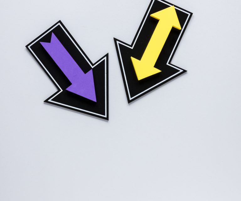 pac arkteos mise à plat de flèches violettes et jaunes sur fond blanc pour une ambiance dynamique