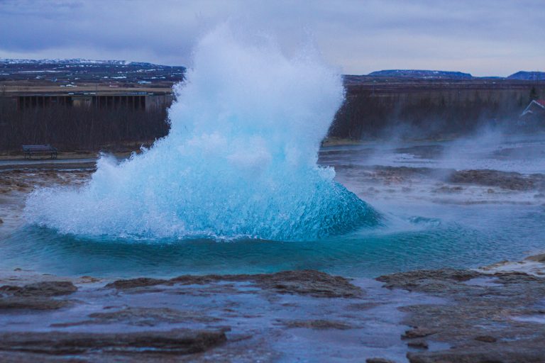 pac atlantic air eau geyser Strokkur en Islande sous un ciel nuageux