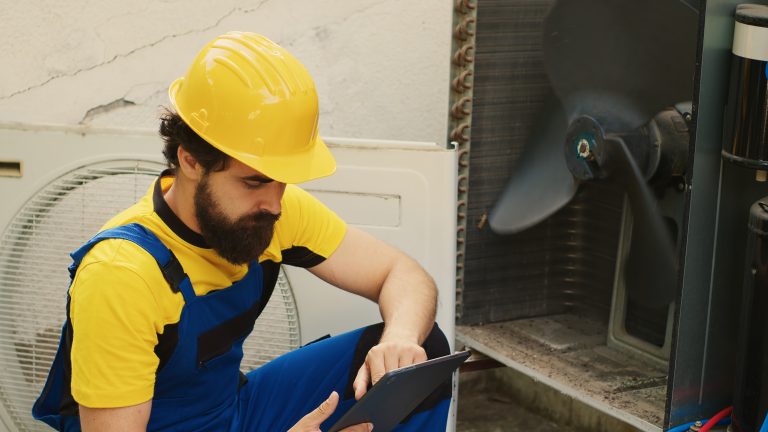 pac atlantic alféa extensa duo mode installateur en vue rapprochée d’une pompe à chaleur extérieure installée contre une maison
