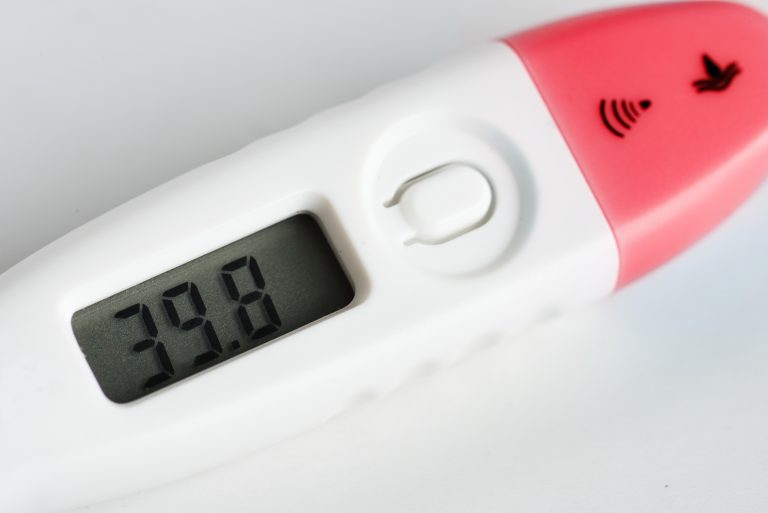 pac basse température gros plan d’un thermomètre numérique affichant une température basse