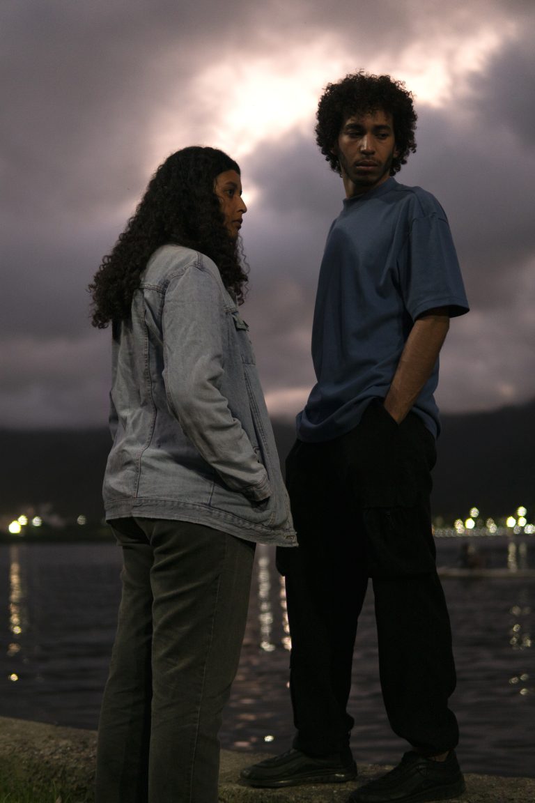 pac duo atlantic : couple assis ensemble à l'extérieur, ambiance naturelle