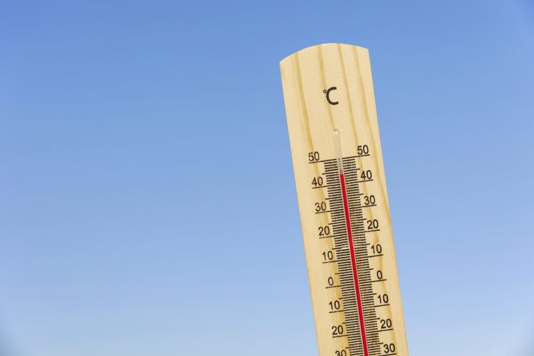 pac haute température avec un thermomètre en gros plan indiquant une température élevée
