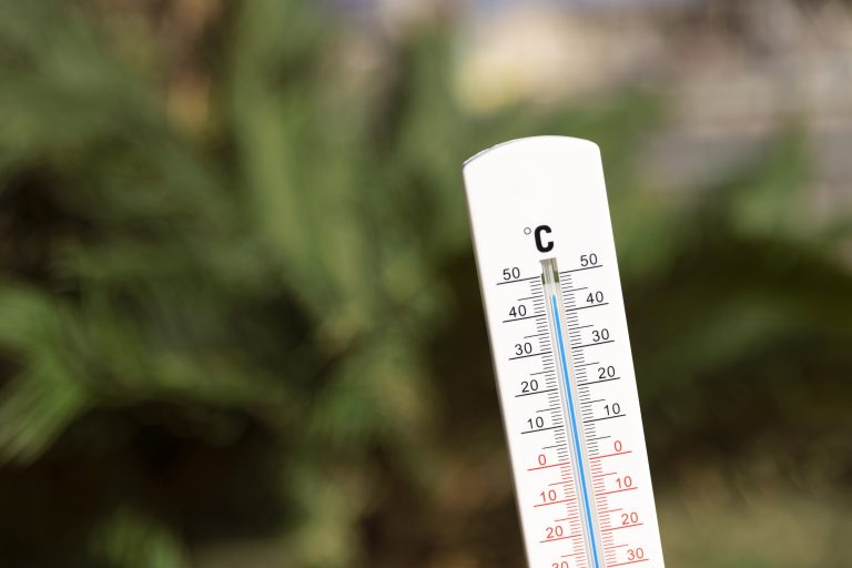 pac haute temperature vue rapprochée d’un thermomètre indiquant une température élevée