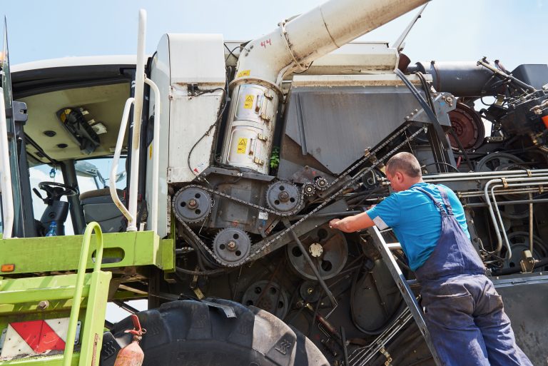 pac hitachi yutaki s combi avec mécanicien réparant un moteur à l'extérieur