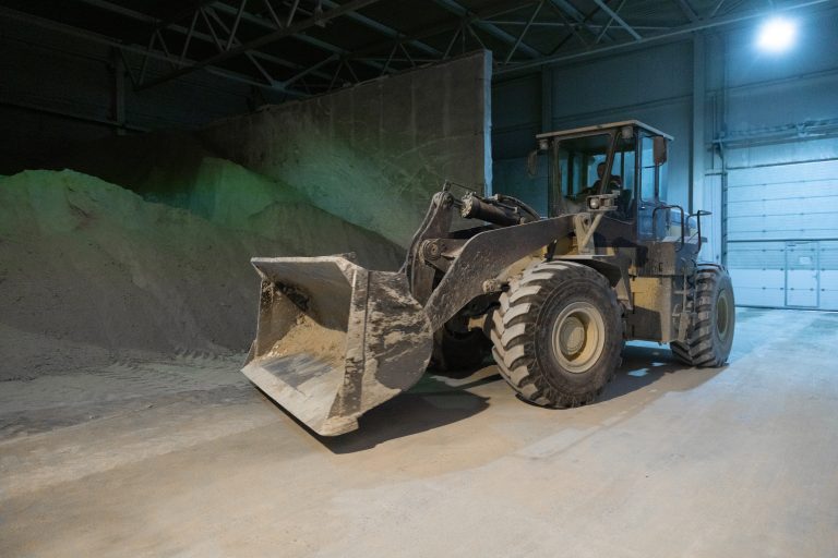 pac hitachi yutaki tracteur déplaçant du gravier sur un chantier moderne