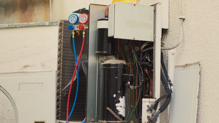 pac inverter installée à l'extérieur d'une maison moderne