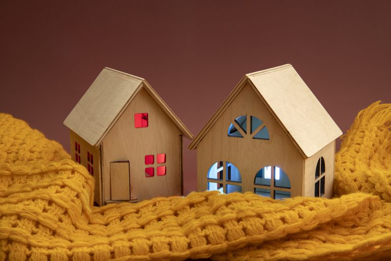 pac maison avec installation de chauffage écologique, maison en bois miniature sur fond lumineux