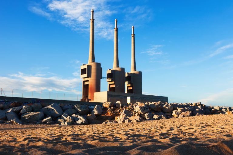 pac monobloc atlantic sur une image de cheminées évoquant la performance énergétique industrielle