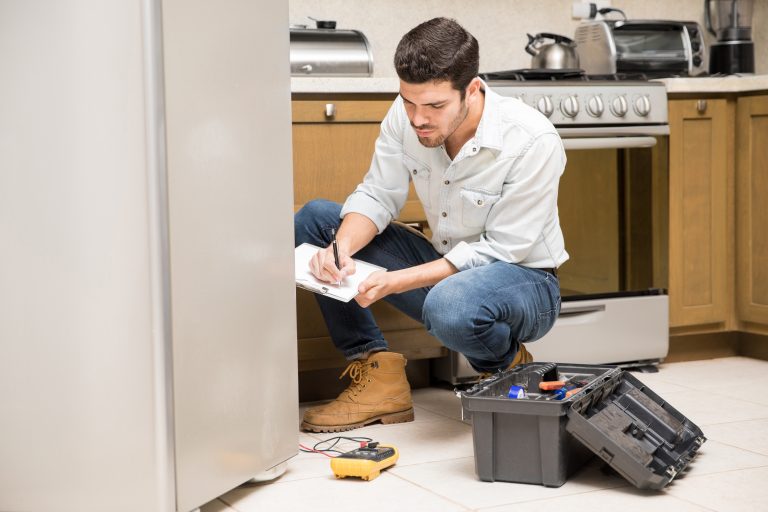 pac renov installation d'un climatiseur extérieur par des professionnels chez un client