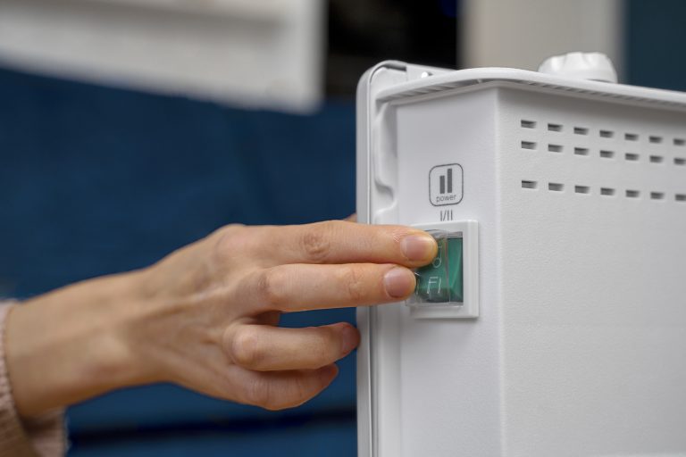 pac stiebel eltron installée à l’extérieur d’une maison moderne