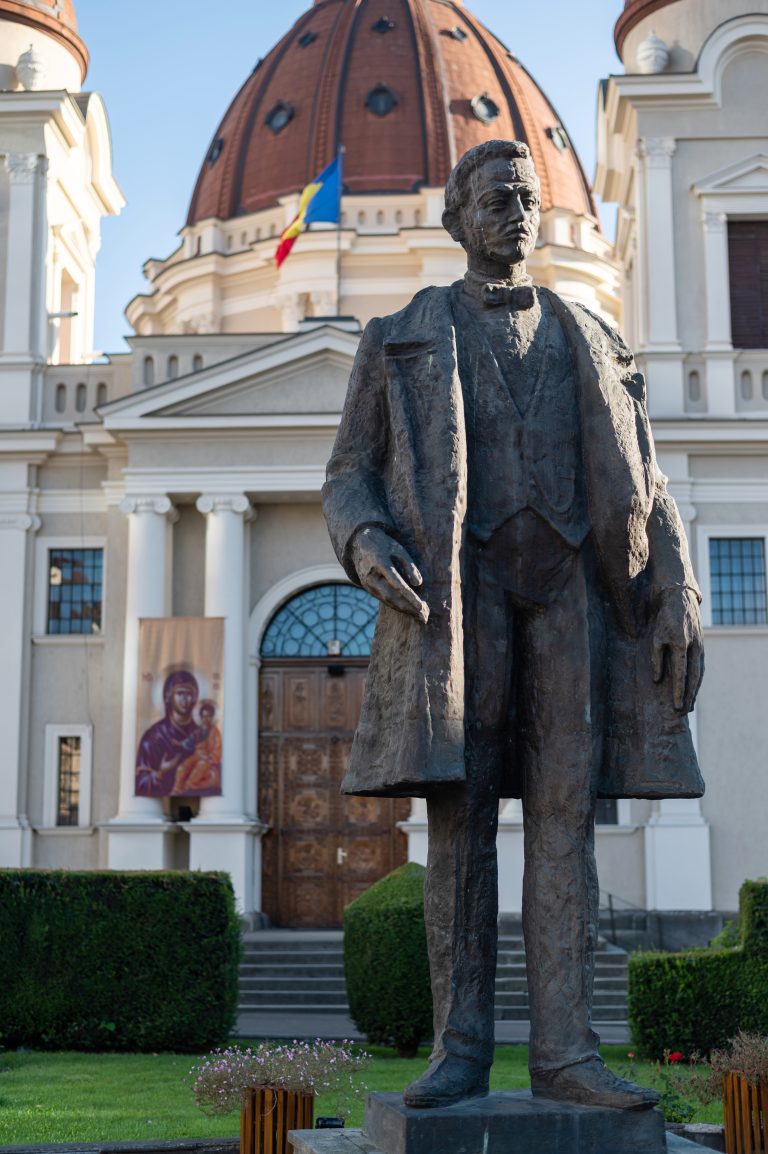pac viessmann bâtiment avec église et statue à Targu Mures, Roumanie.