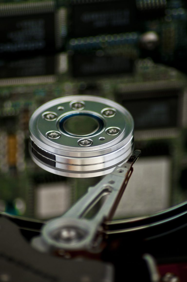 pac viessmann vitocal 222s gros plan sur un disque dur d'ordinateur, détails de la technologie