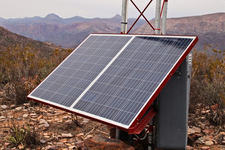 panneau solaire pompe a chaleur installés à l'extérieur d'une maison moderne
