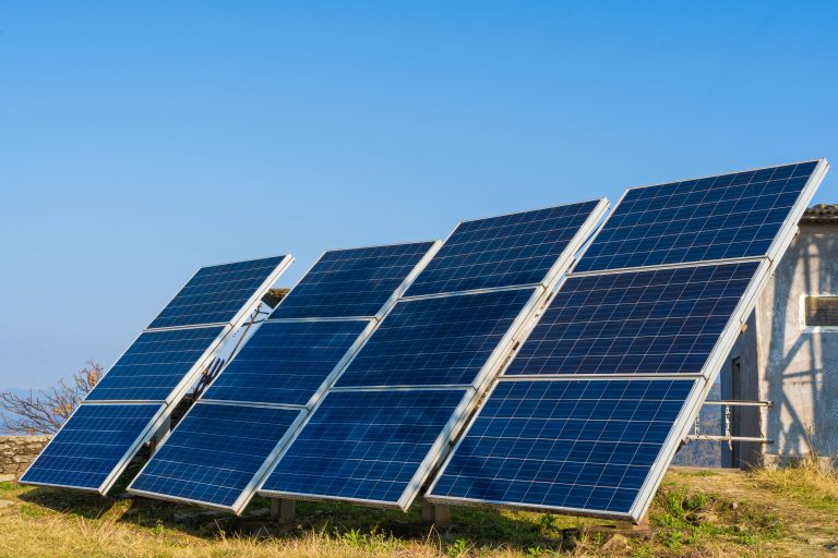 panneaux solaires installés dans une région de montagne, source d'énergie verte respectueuse de l'environnement