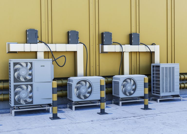 pompe a chaleur air eau installée à l'extérieur d'une maison moderne