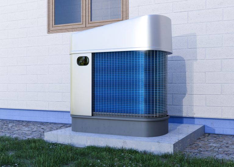 pompe a chaleur mitsubishi air eau installée à l'extérieur d'une maison moderne