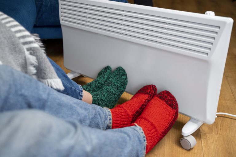 pompe à chaleur sur radiateur existant avec des personnes assises près d'un radiateur