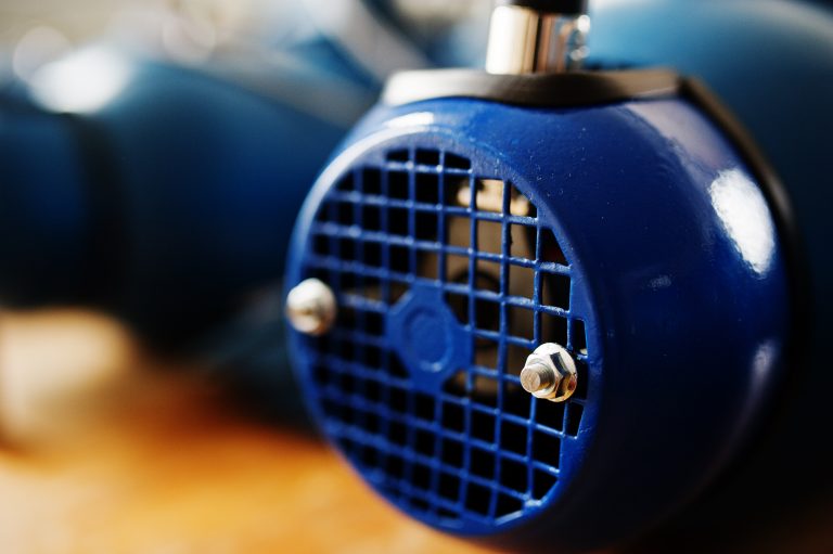pompe achaleur avec un moteur électrique bleu sur un site industriel
